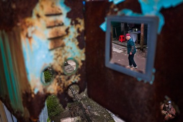 1.在街边见到一个废电表盒子（旁边有个新的），就拍了几张，然后住户奶奶见到就问我是不是供电局的，我说不是，她没听清楚吧 接着和我说昨天电表坏了 到凌晨2点供电局的人来修好才煮的晚饭吃（他家不用煤气）你是来复查的吧，我说不是 我只是见这个盒子好玩拍照而已... 丢，有咩好拍 只烂铁盒 ....