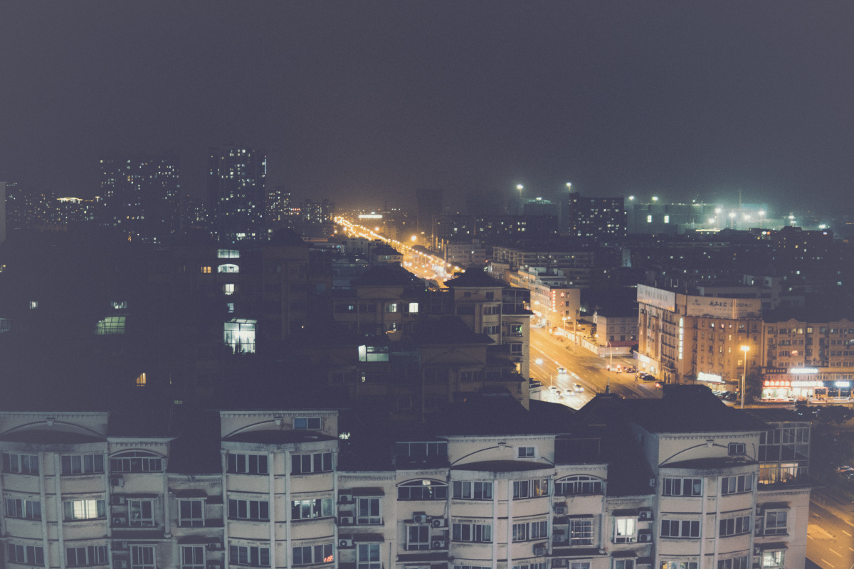 昏暗的灯光与高楼