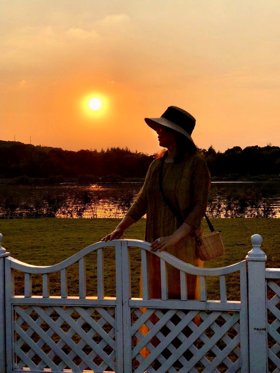 夕阳西下，<br />
照暖了整片的湖水，<br />
也温暖了凭栏欲出的您……