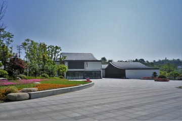 495701