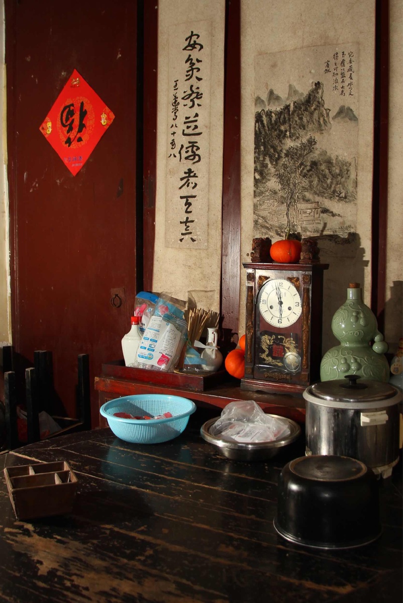 八十八岁写的中堂,一直相伴的,是那只也不年轻的座钟!