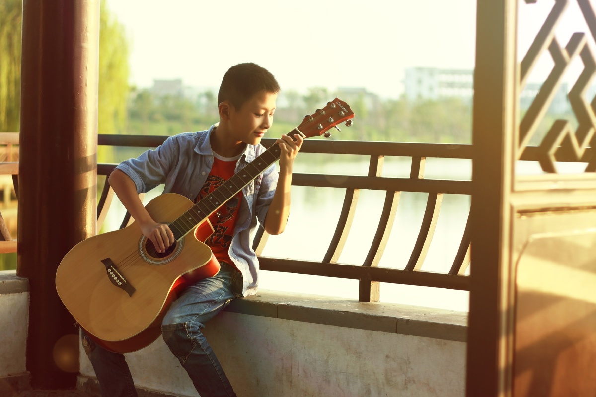弹吉他的少年