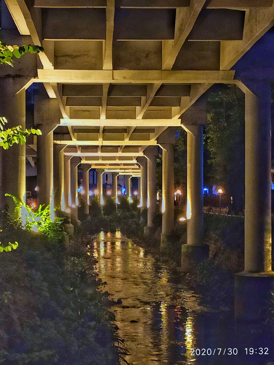 高架桥下的小河