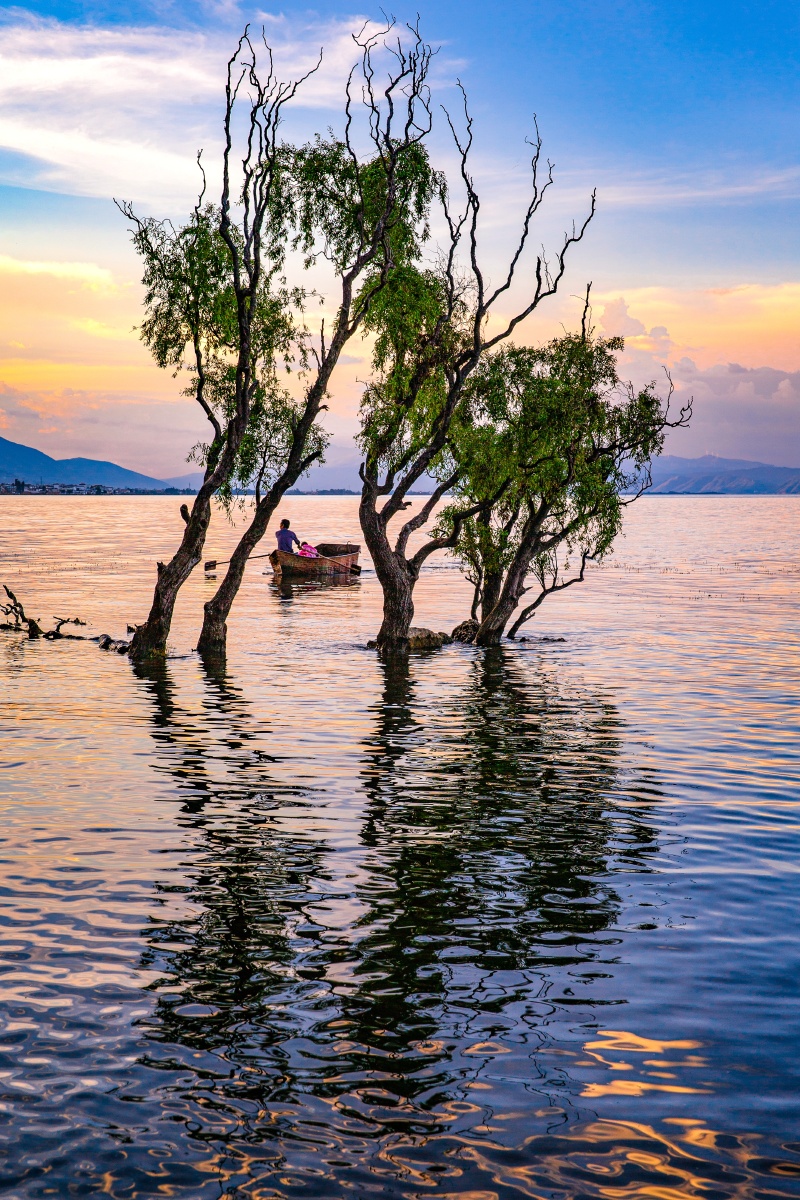 夕阳下的洱海