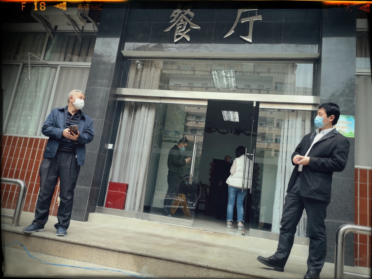 企业食堂 2020年3月16日,重庆市黔江区一国有企业食堂门口,员工们正在