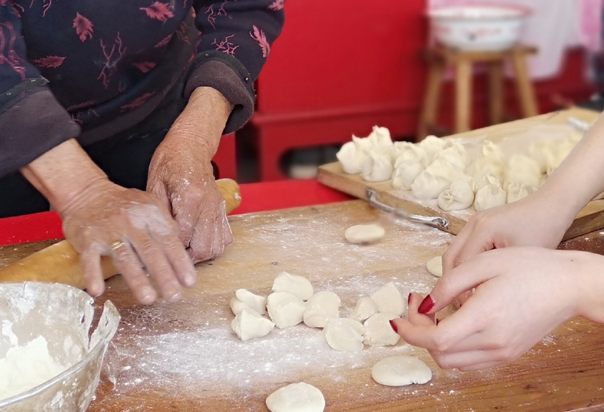 春节包饺子