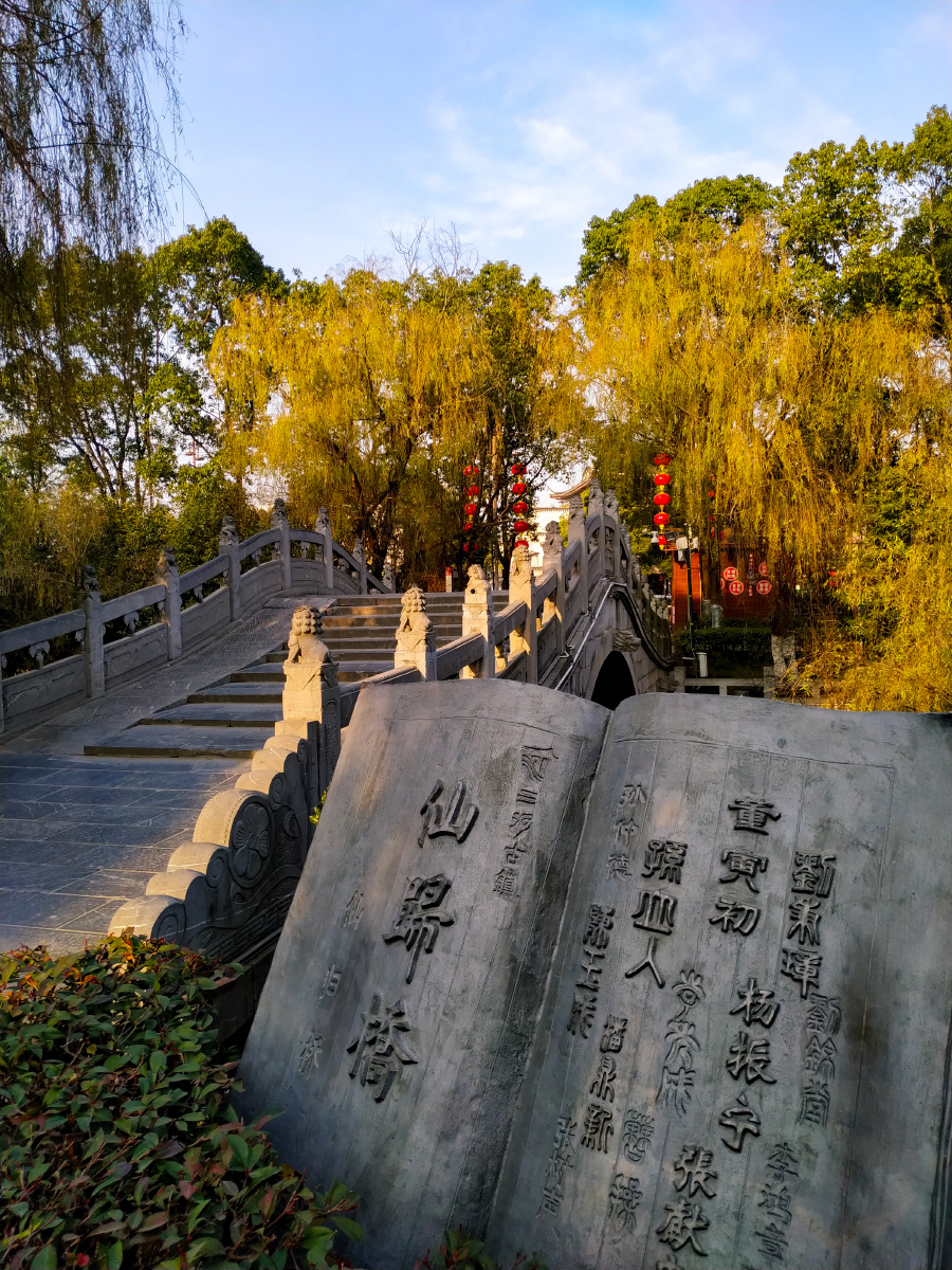 三河古镇景区地处合肥市肥西县境内位于巢湖之滨与庐江县舒城县相邻素