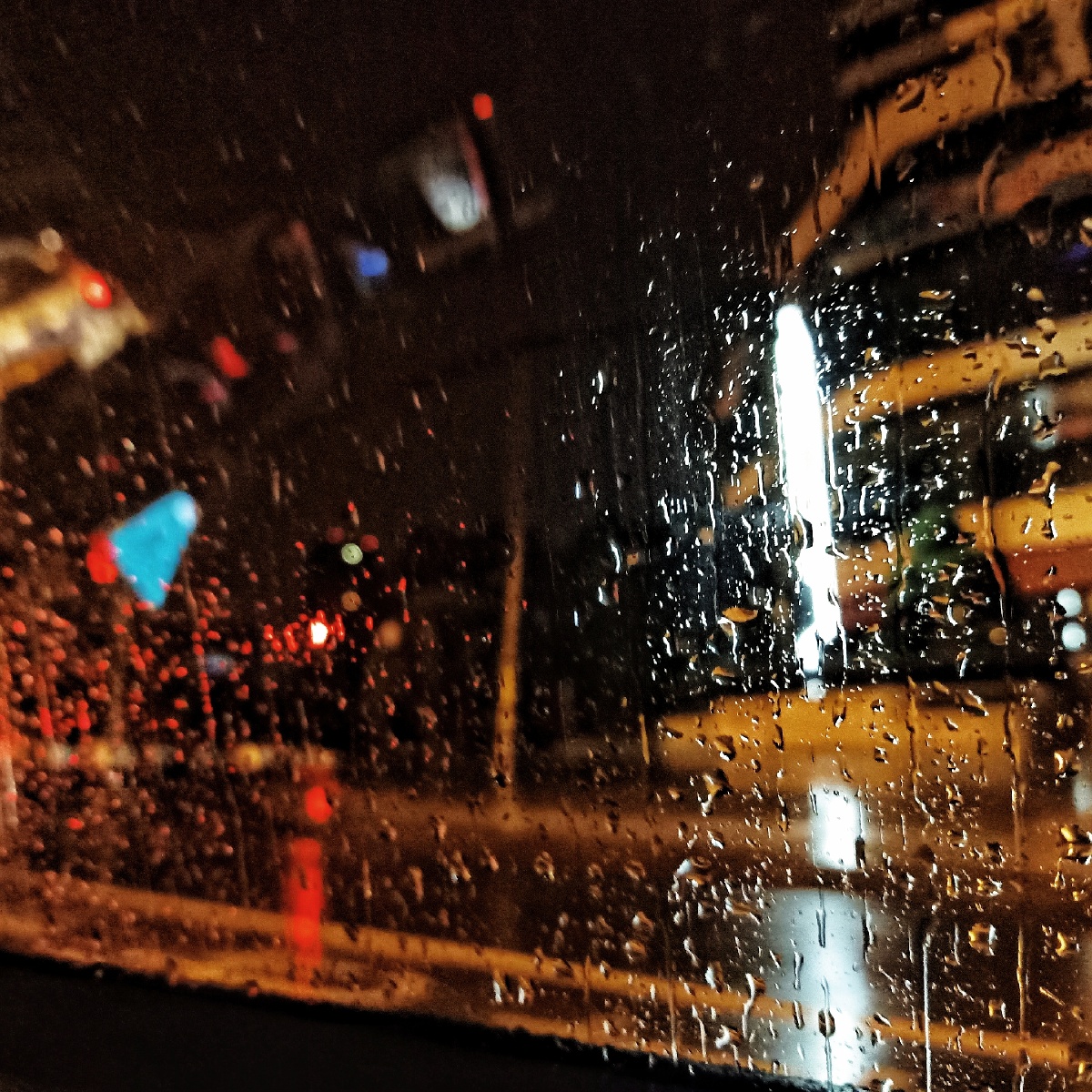 窗外的雨滴一滴滴累积屋内的湿气像储存爱你的记忆真希望雨能下不停