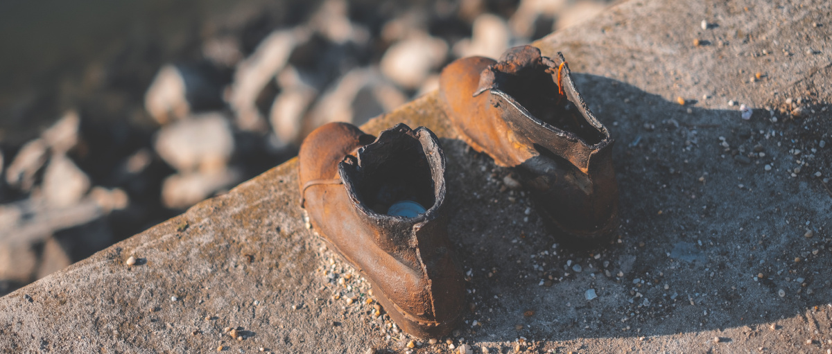 多瑙河畔的鞋履雕塑60双铁鞋代表60万被纳粹屠杀的犹太人