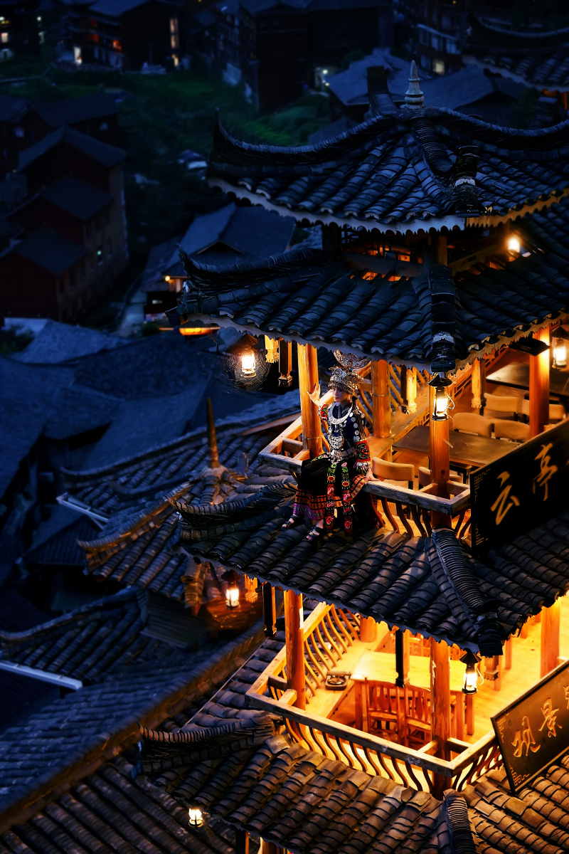人间烟火西江千户苗寨作为全国最大的古寨夜晚的万家灯火让人流连忘返