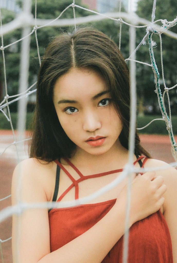 她的眼波里投出的是诗 却让我把自己看透