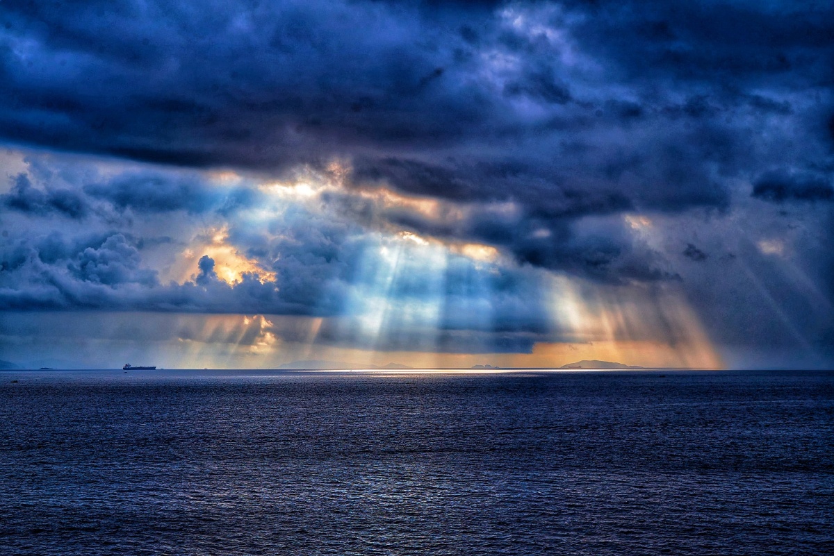 大鹏湾是深圳最美的海,即使是乌云密布风暴将临,也显得那么