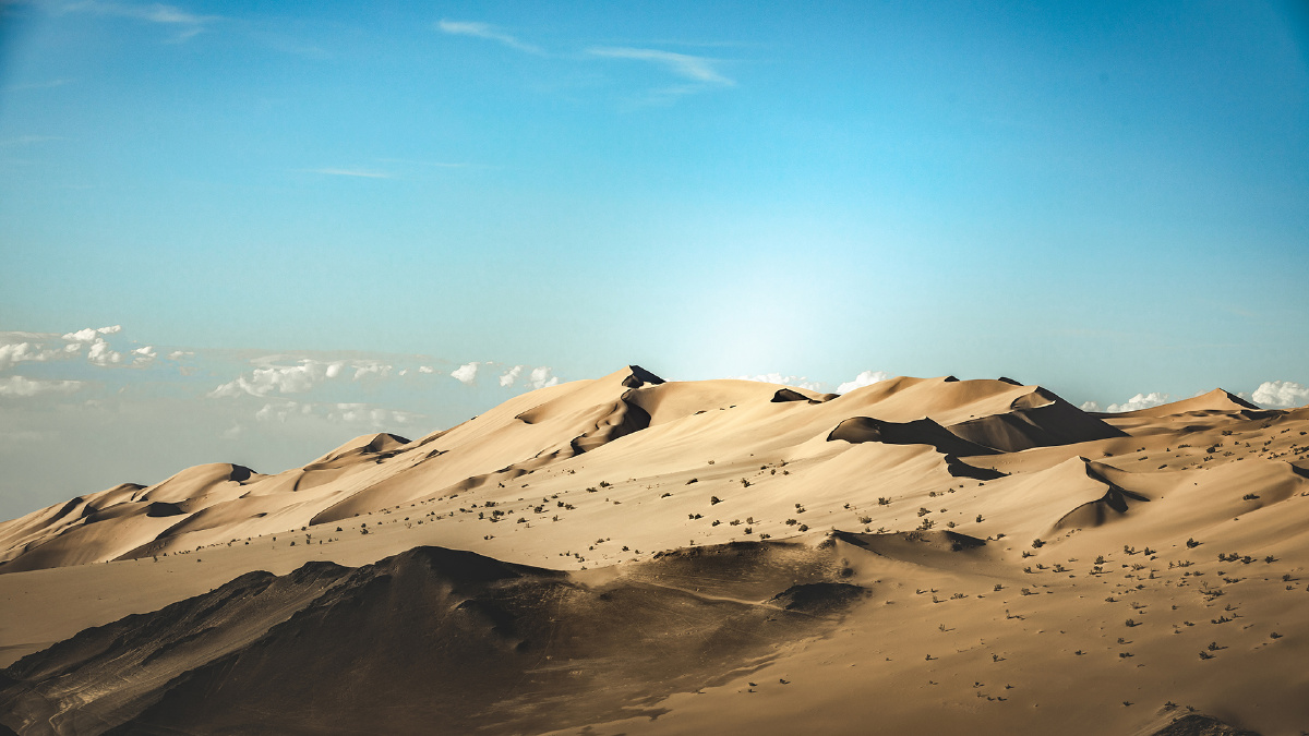 定格行走在沙漠戈壁上的摄影师