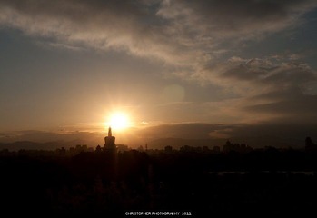 夕阳白塔