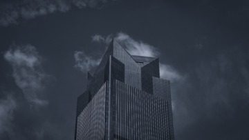 183082