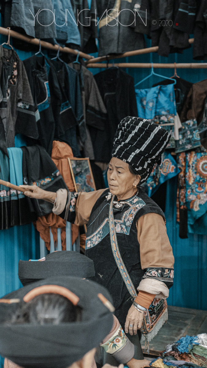 整理摊位的苗族老奶奶地点:湖南省湘西州吉首市乾州集市 - 大杨薯
