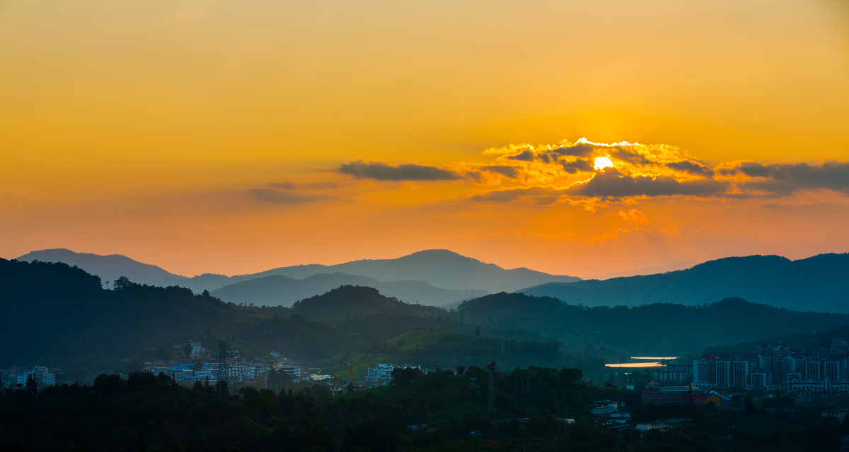 那邀落日醉已被远山迎