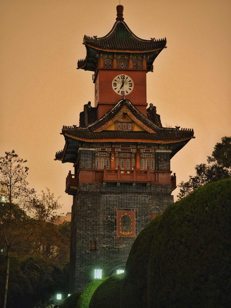 暮色中的华西钟楼 - 公见 - 图虫