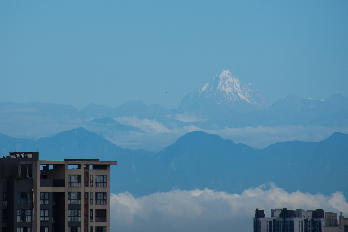 成都远眺幺妹峰