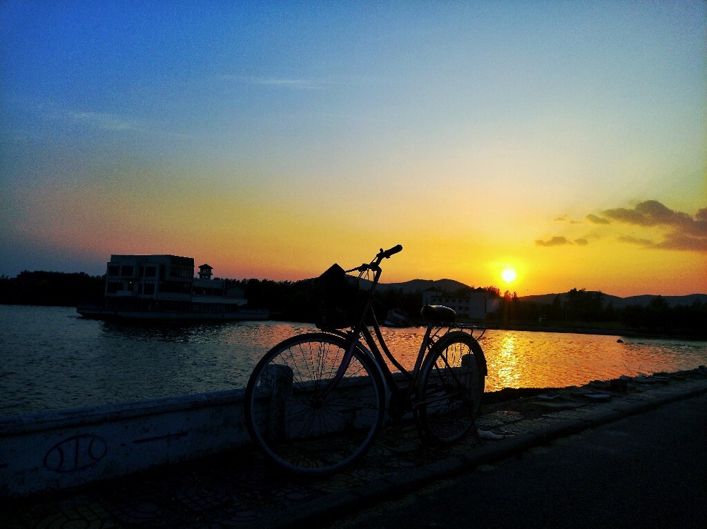 青山和落日<br />
车子与湖面<br />
还有  还有<br />
这个季节的<br />
你和我<br />
——贺贺同学《时光静好》