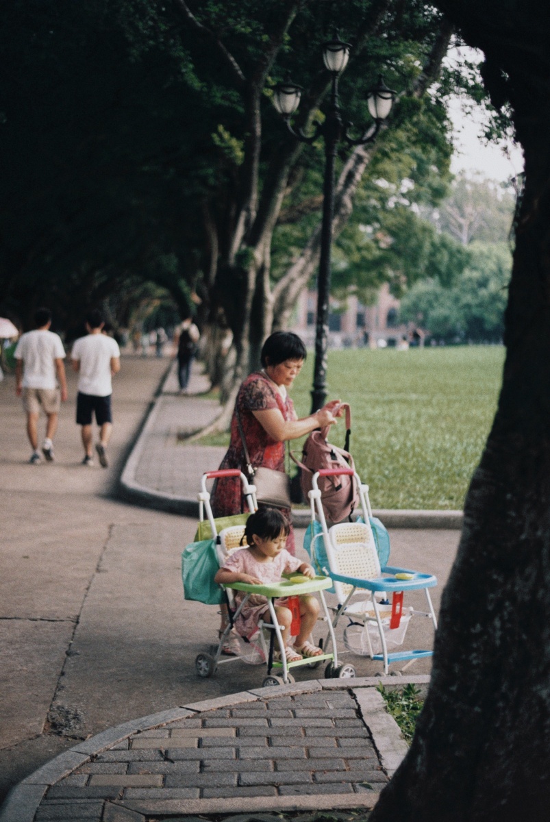 越来越多城市的孩子,小时候都和老人一起长大,两代人生活和思想方式的