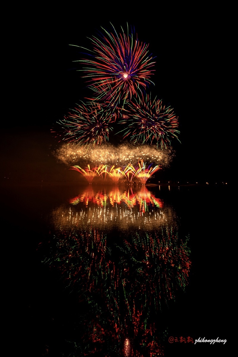 2019820加拿大国际烟花节中国之夜绚丽缤纷的烟花在空中绽放庆祝国庆