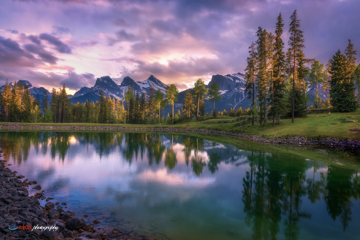 穿云破雾的霞光山里的天气时而晴空万里时而乌云密布5月的黄昏我来到