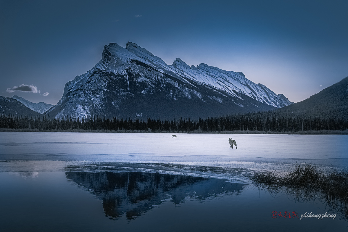 照亮着冰雪的山湖,当我正在专注于拍摄美景时,突然