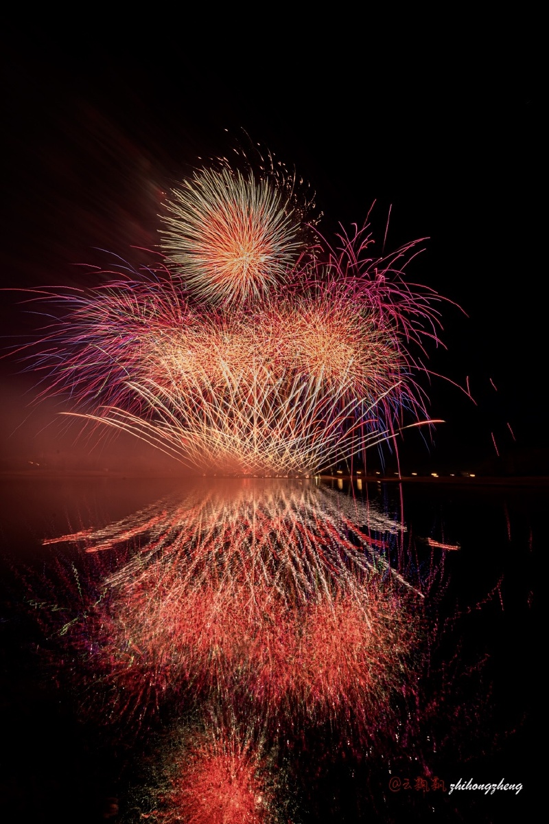 2019820加拿大国际烟花节中国之夜绚丽缤纷的烟花在空中绽放庆祝国庆