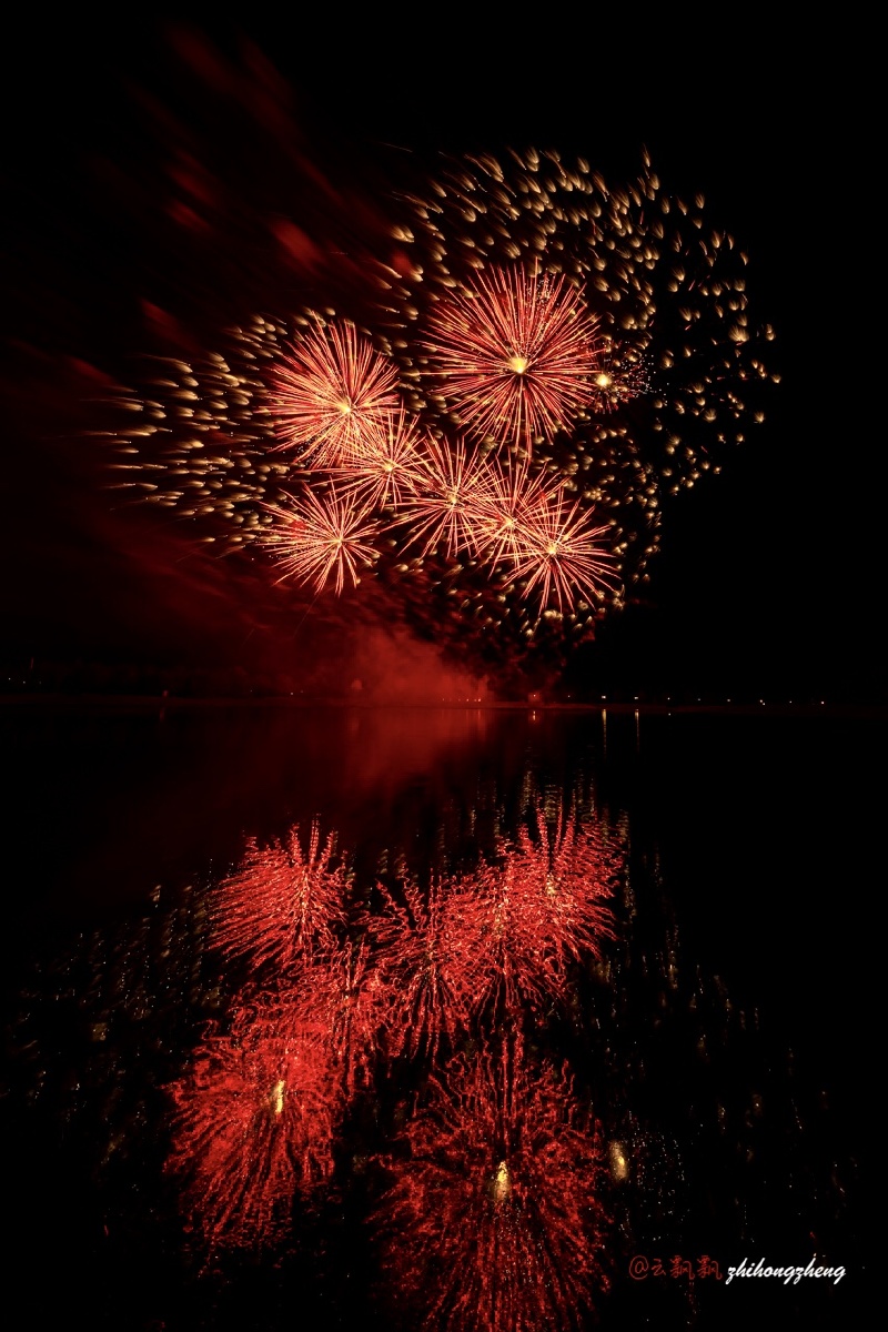 2019820加拿大国际烟花节中国之夜绚丽缤纷的烟花在空中绽放庆祝国庆