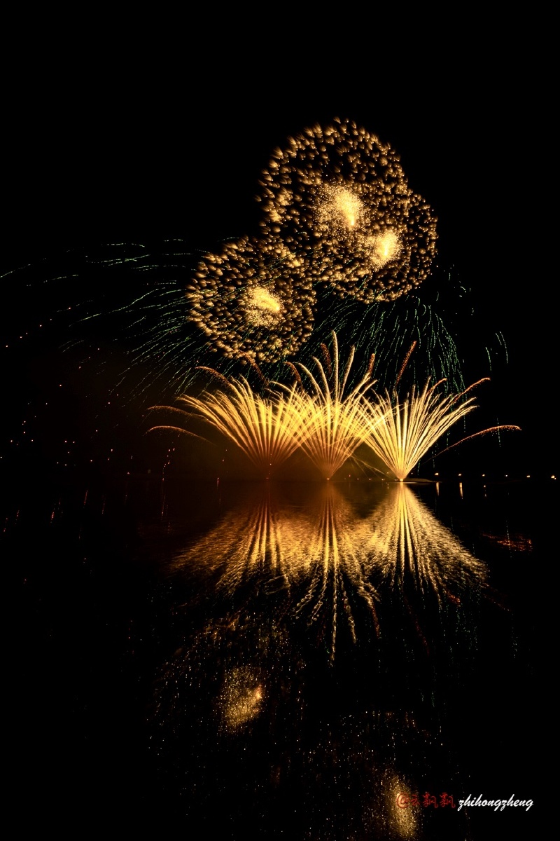 2019820加拿大国际烟花节中国之夜绚丽缤纷的烟花在空中绽放庆祝国庆