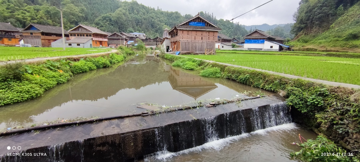 宁静的村落在透彻的蓝天下特显安祥