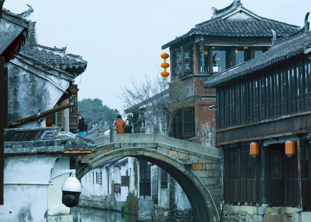 醉江南<a href="https://tuchong.com/tags/%E6%B0%B4%E5%A2%A8%E6%B1%9F%E5%8D%97/" target="_blank">#水墨江南</a>#冬日的江南小镇虽然少了春季的姹紫嫣红和都市的繁华，但却更多了几分宁静与古朴。白墙黛瓦，乌篷朱窗，置身其间宛如行走在水墨丹青之中。