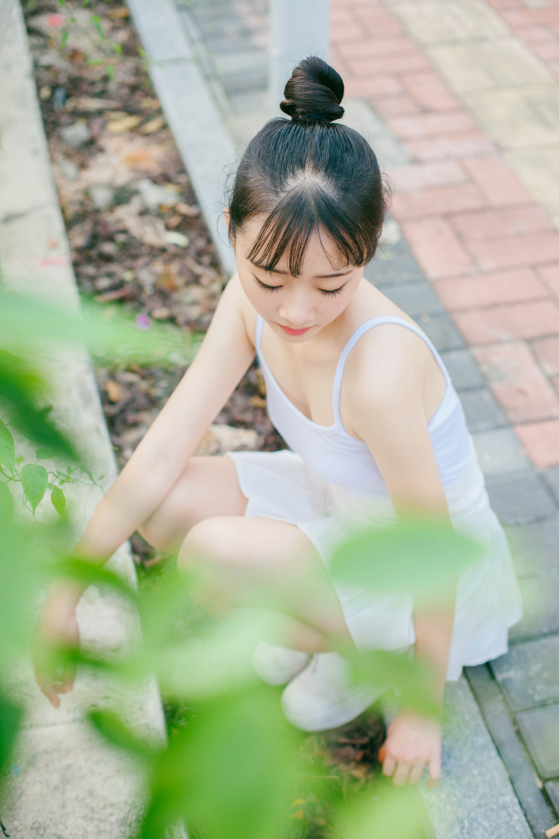 丸子头少女在路边