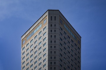 56735