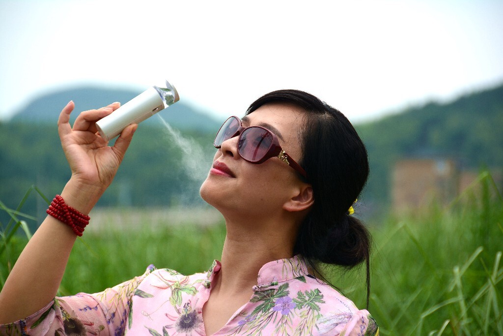 在大自然的忖托下，女神气貭非凡。