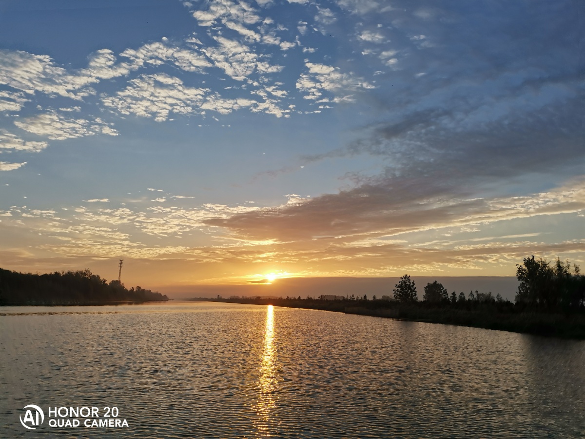清晨一缕阳光照亮大地