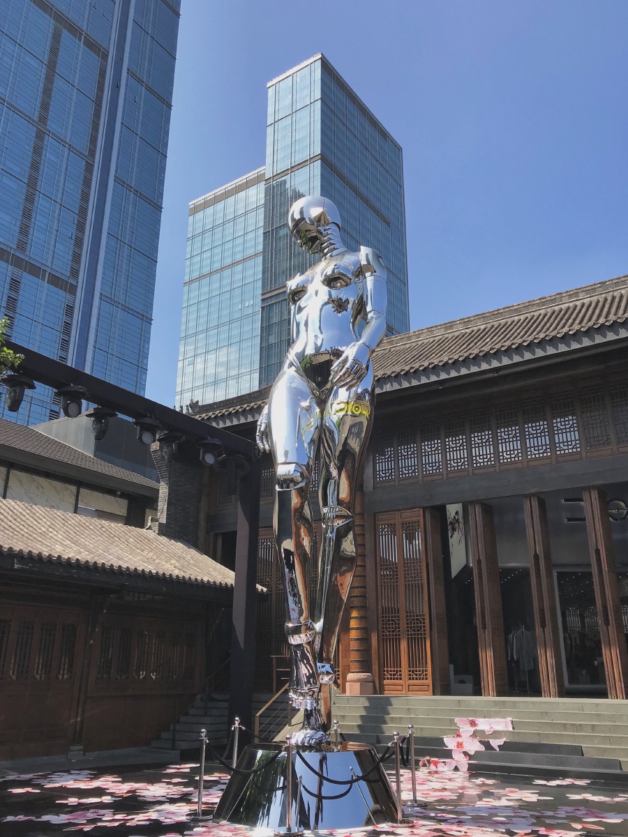 太古里dior空山基机械姬