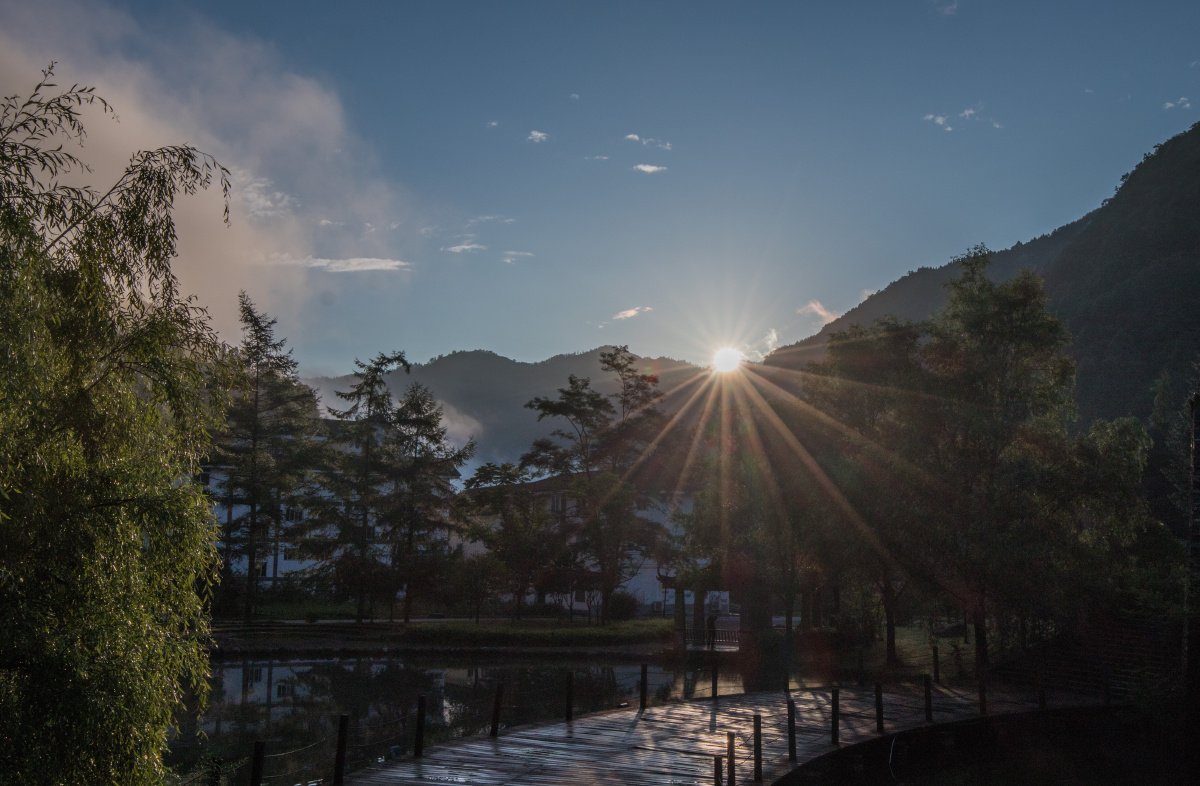 早晨的空气壁纸,早晨壁纸,充满阳光的早晨壁纸_大山谷图库