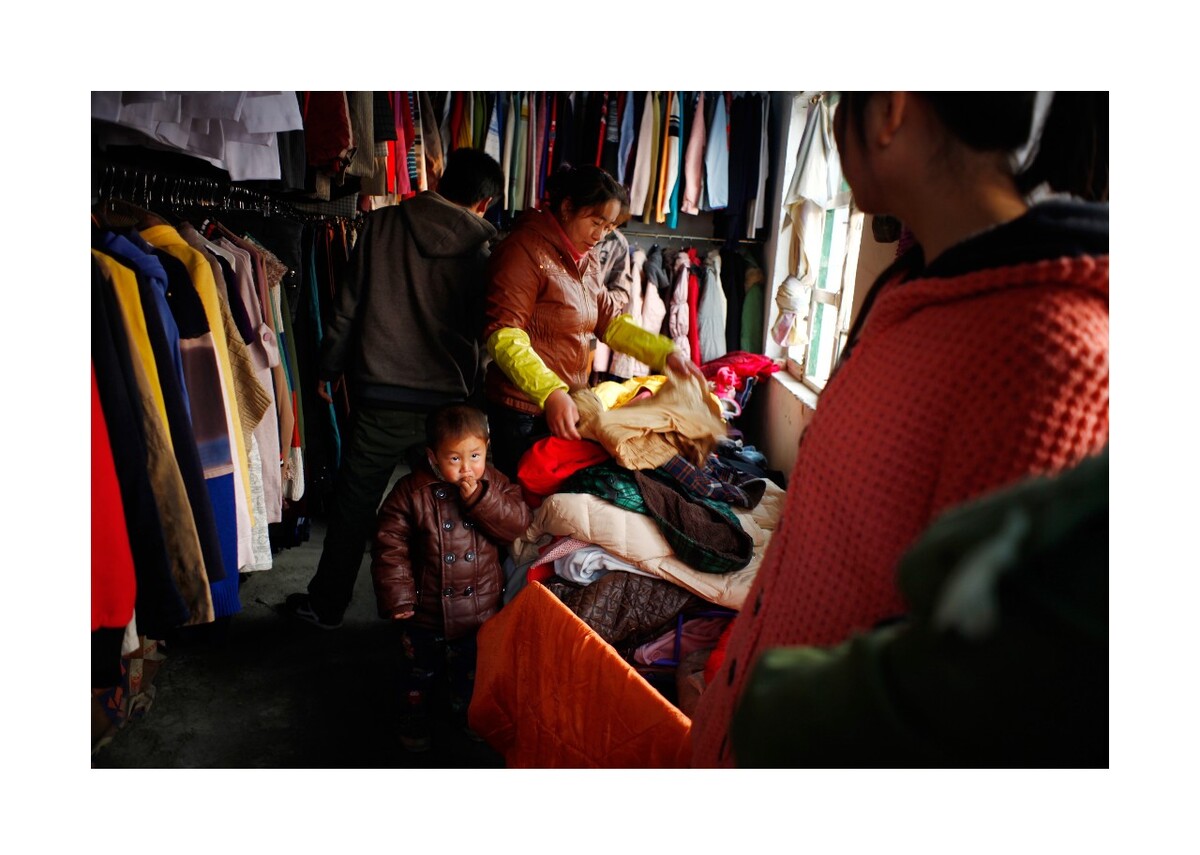 2013年3月北京东沙各庄村木兰二手义卖店的建立是为了满足广大的打工人群需求。在这里的衣服经过洗涤消毒，以每件衣服5-10 块的价格出售，满足打工者的需求。城中村中的打工者是这里的常客。