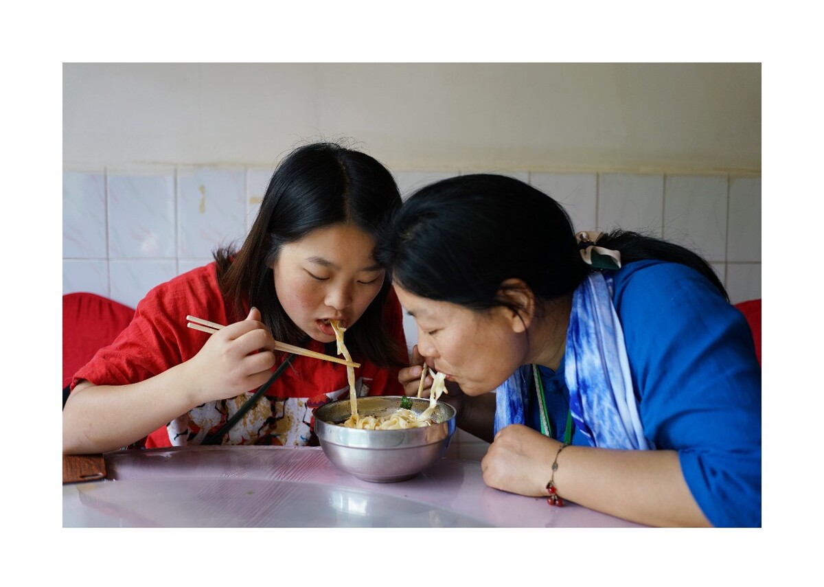 2019年6月云南昆明，旅行途中美霞和儿女吃一碗米线。这是母女俩一次真正意义的旅行。<br />
