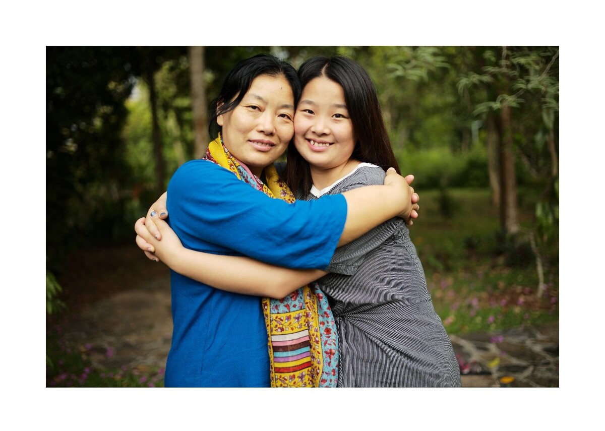 2019年6月云南西双版植物园。瑞卿和妈妈美霞的毕业旅行。和许多母子一样丽霞和女儿瑞卿有亲密也有争执。<br />

