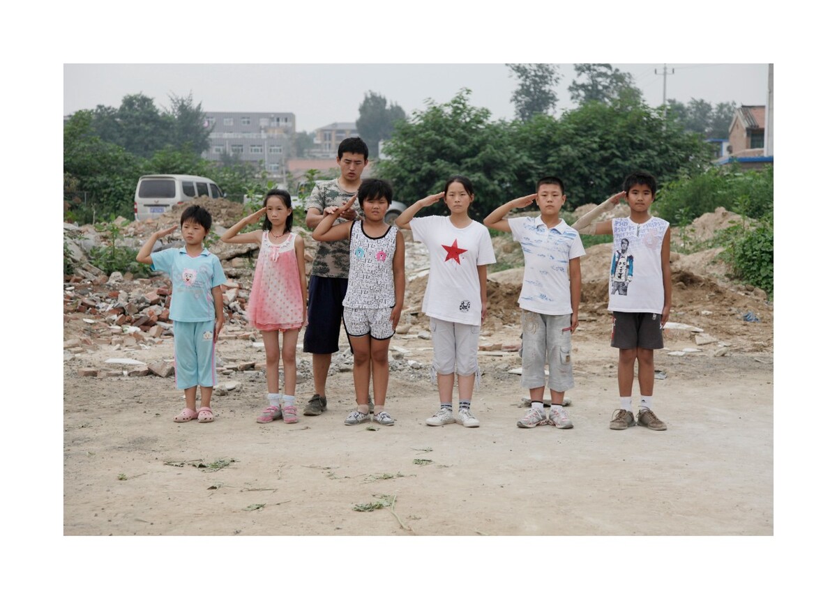 2011年8月在北京东沙各庄村的停车场，木兰公益机构的夏令营军训正在进行。<br />
