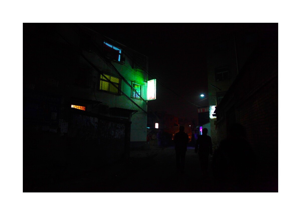 2015年3月北京东沙各庄村的夜晚。