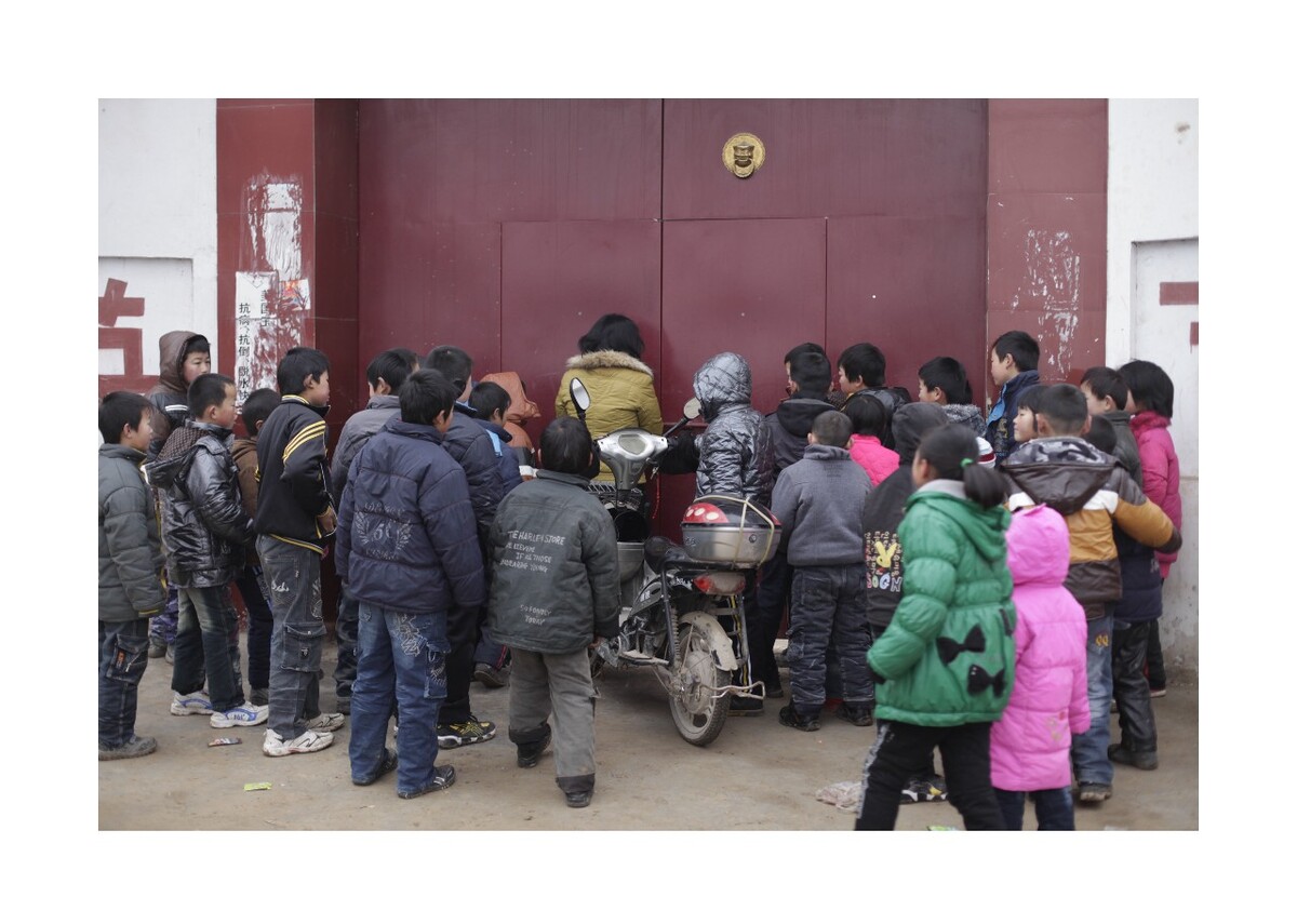 2012年2月河南兰考乡村，为了给等在门口的孩子们开门美霞总是第一个到村里的小学上班开始一天的工作。