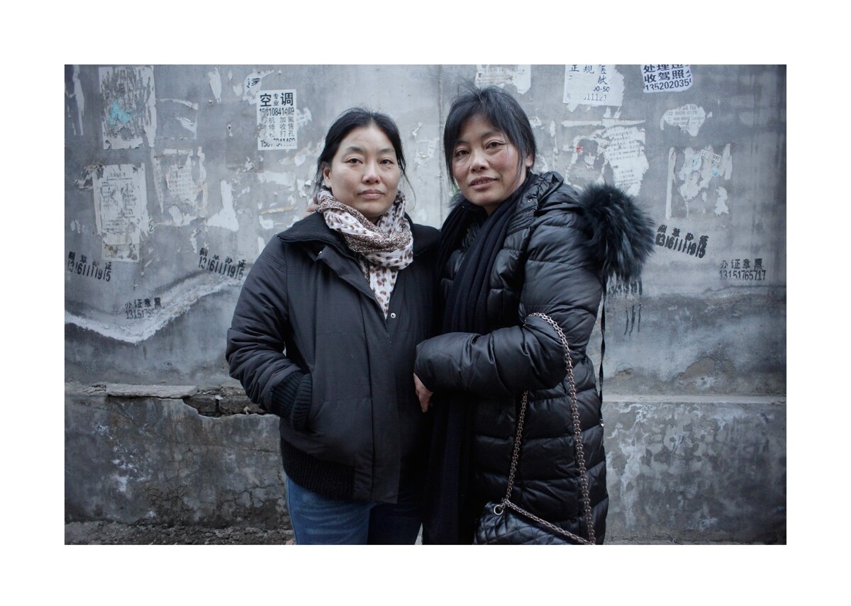 2016年2月美霞和丽霞在北京东沙各庄村路边拍了一张合影。<br />
