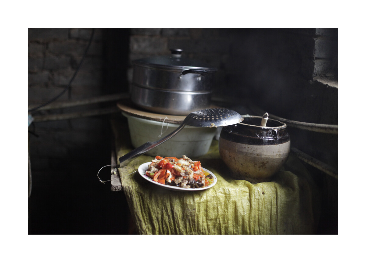 2012年2月春节河南兰考美霞家厨房刚出锅的柿子椒炒肉片。