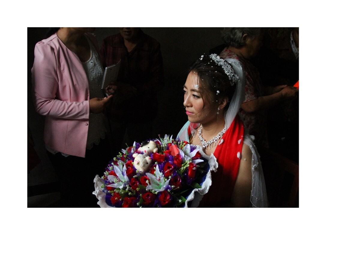2015年9月河南兰考，黄玲的婚礼。黄玲回到老家结婚开始了另一段生活。如今她已经是两个孩子的妈妈。
