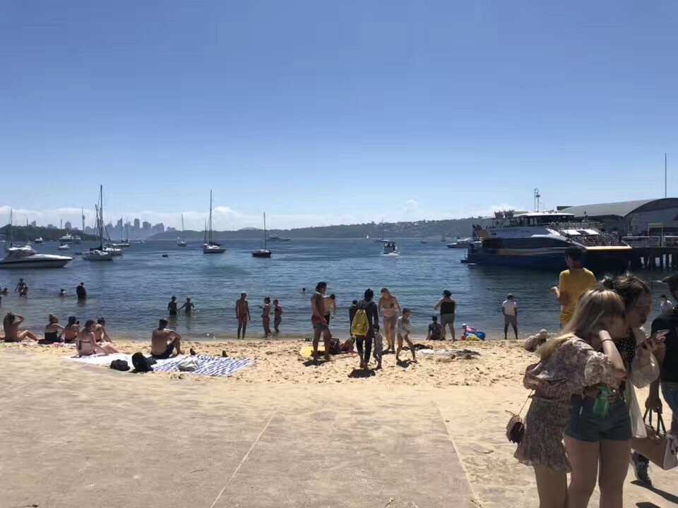 国内的海滩可以游泳