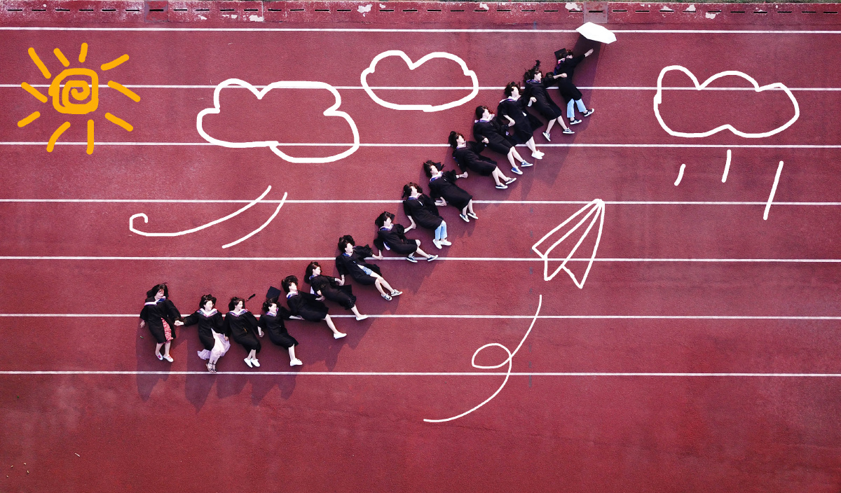 足球场航拍毕业照 - 迎着太阳一边跑一边跳 - 图虫